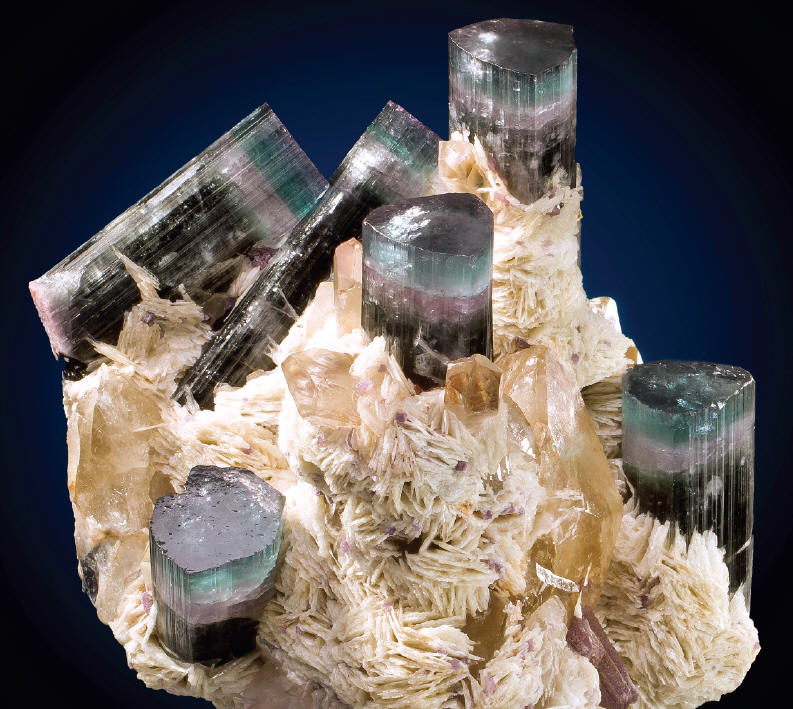 Large specimen known as “six-pack” found in 1984 in six-pack pocket, 19.5 cm tall. Arkenstone specimen, now on display in the Perot Museum of Nature and Science in Dallas. 