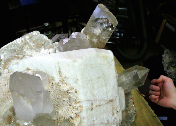 Specimen of topaz, quartz and feldspar over 35 kg. F. Bärlocher photo.