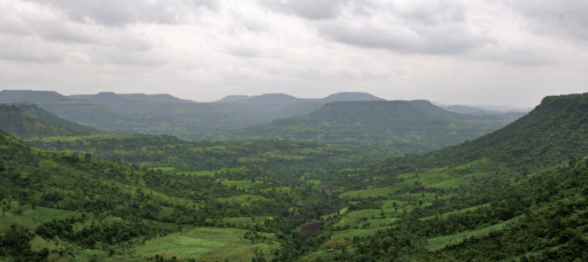Typical view across the Deccan Traps in Maharastra, India. J. Gajowniczek photo.