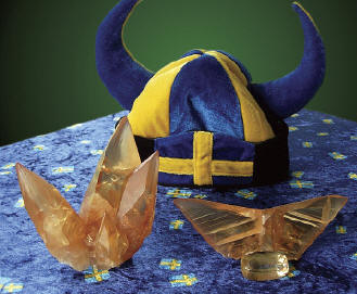 Vikings “helmet” and tablecloth in Swedish flag motif. Two specimens and cut stone are among the best from the find. P. Lyckberg specimens and photo.