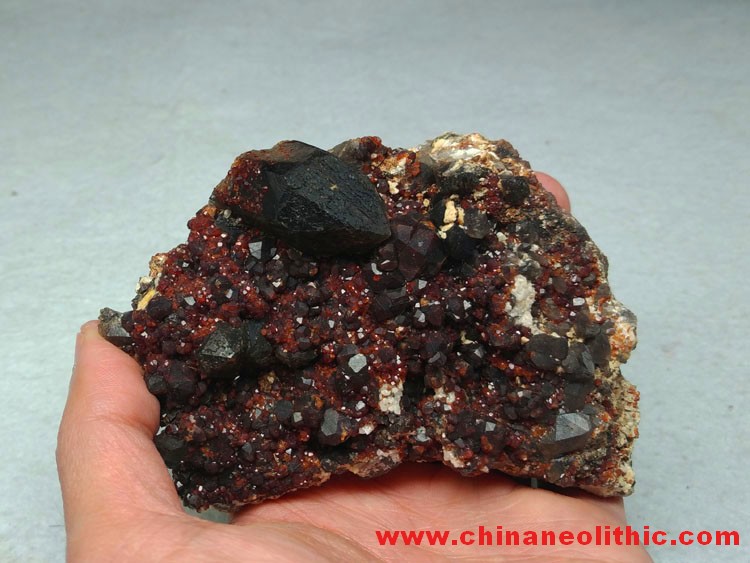 Red wine and manganese aluminum garnet crystal mineral crystal gem stone ornamental stone ore sample,Garnet,Quartz