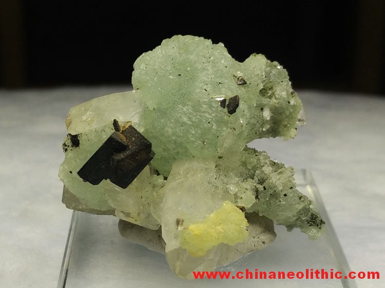 Grape stone, Babingtonite crystal and gem mineral crystal specimens and symbiotic stone ore raw mate,Babingtonite,Prehnite,Quartz