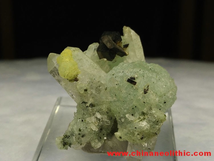 Grape stone, Babingtonite crystal and gem mineral crystal specimens and symbiotic stone ore raw mate,Babingtonite,Prehnite,Quartz