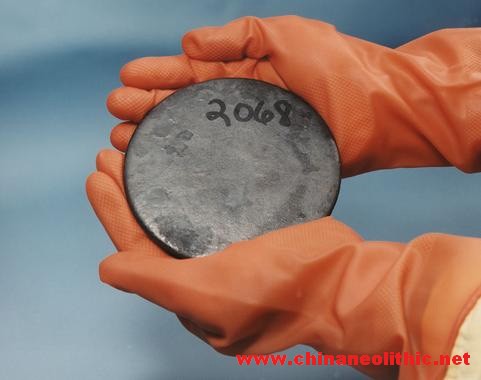 随身携带1斤铀矿石能活多久？浅谈铀矿对人的伤害。钙铀云母,钙铀云母