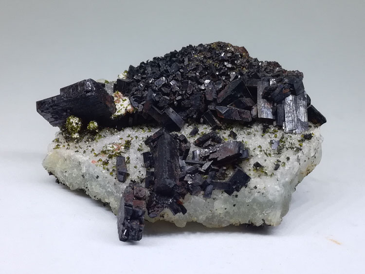 Babingtonite and grape stone, crystal mineral crystal gem stone ore samples,Babingtonite,Prehnite,Quartz