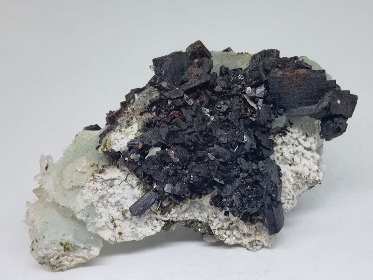 Babingtonite and grape stone, crystal mineral crystal gem stone ore samples,Babingtonite,Prehnite,Quartz