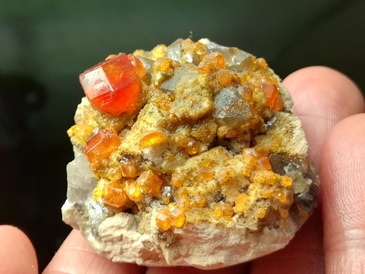 The large crystal gem manganese aluminum garnet Fanta stone mineral specimens stone ornamental stone,Garnet