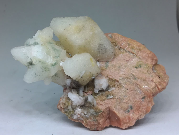 In Fujian, China, the newly discovered calcite calcite is a symbiotic mixture of Stilbit and Laumont,Laumontite,Calcite,Stilbite,Pyrites