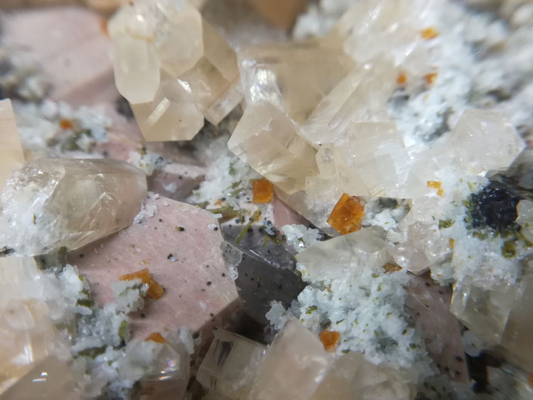 The golden yellow columnar calcite and chabazite, crystal mineral crystal specimens gem stone ore,Calcite,Chabazite,Quartz,Feldspar