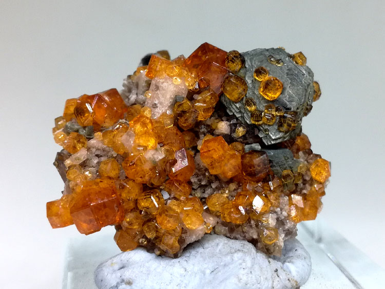 Fanta manganese aluminum garnet garnet and mica crystal gem stone ore mineral samples,Garnet,Mica