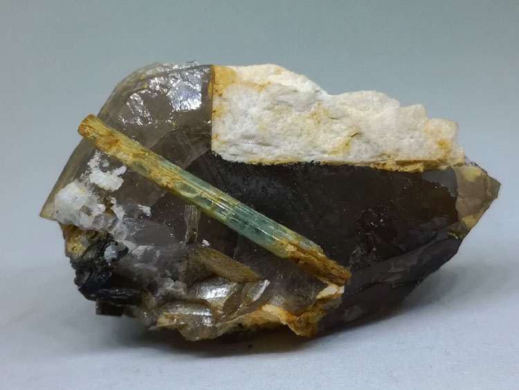 China Fujian produces Aquamarine and smoky quartz mineral crystal mineral specimen gem stone symbiot,Aquamarine,Quartz