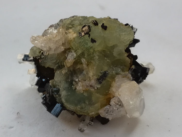 Super shine Babingtonite and grape stone, crystal mineral crystal gem stone ore samples,Babingtonite,Prehnite