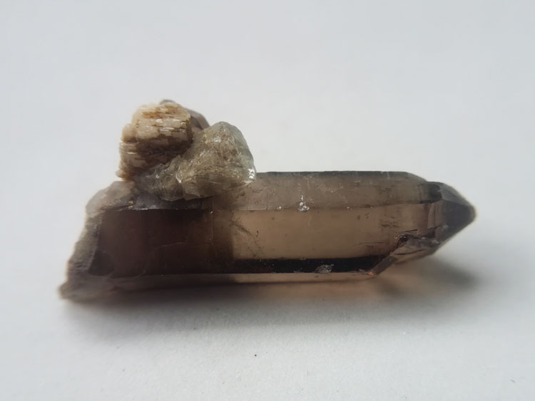 Octahedral Fluorite and High Transparency Smoke Crystal Symbiotic Mineral Specimens Crystal Gemstone,Quartz,Fluorite