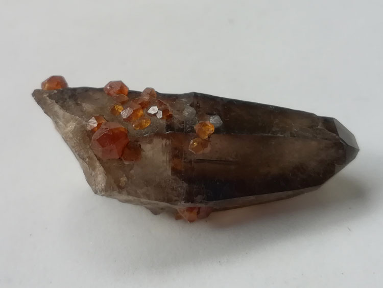 Orange-red Spessartite manganese-alumina garnet-symbiotic inclusion mineral specimen Crystal Gemston,Garnet,Quartz