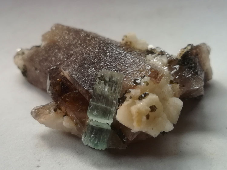 Fujian Aquamarine and Spessartite garnet brown crystal mineral crystal gem stone specimens smoky qua,Aquamarine,Garnet,Quartz