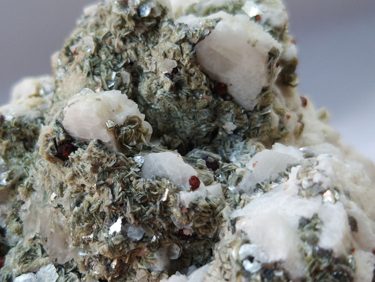 Garnet,Feldspar,Albite,Mica Mineral Specimens Mineral Crystals Gem Materials,Garnet,Feldspar,Mica