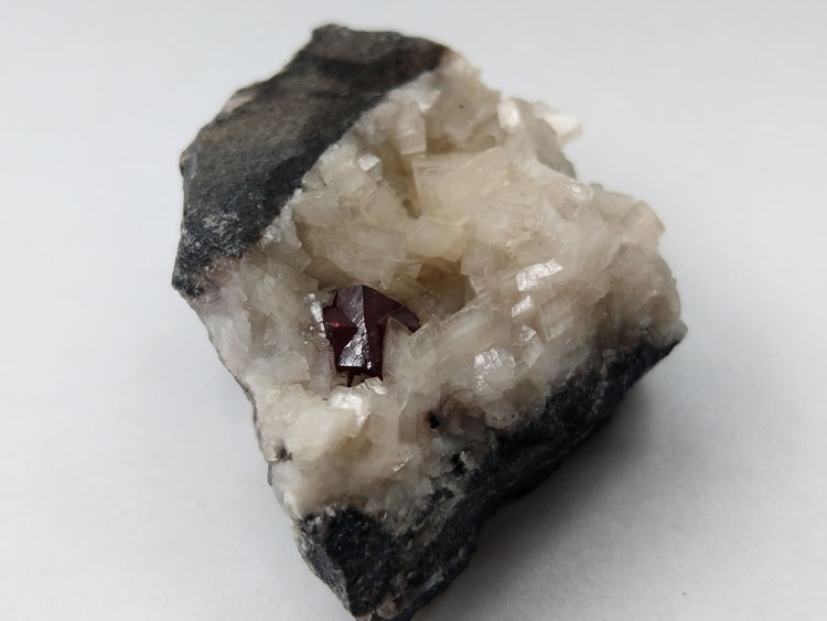 Cinnabar,Dolomite Mineral Specimens Mineral Crystals Gem Materials,Cinnabar,Dolomite