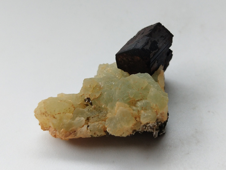 Babingtonite,Prehnite,Quartz Mineral Specimens Mineral Crystals Gem Materials,Babingtonite,Prehnite,Quartz